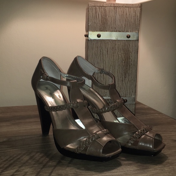 Stylish taupe peep toe chunk heel - Picture 1 of 4